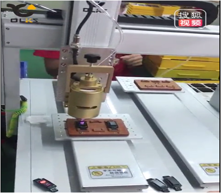 深圳點膠機(jī)客戶案例 智能手環(huán)熱熔膠點膠機(jī)